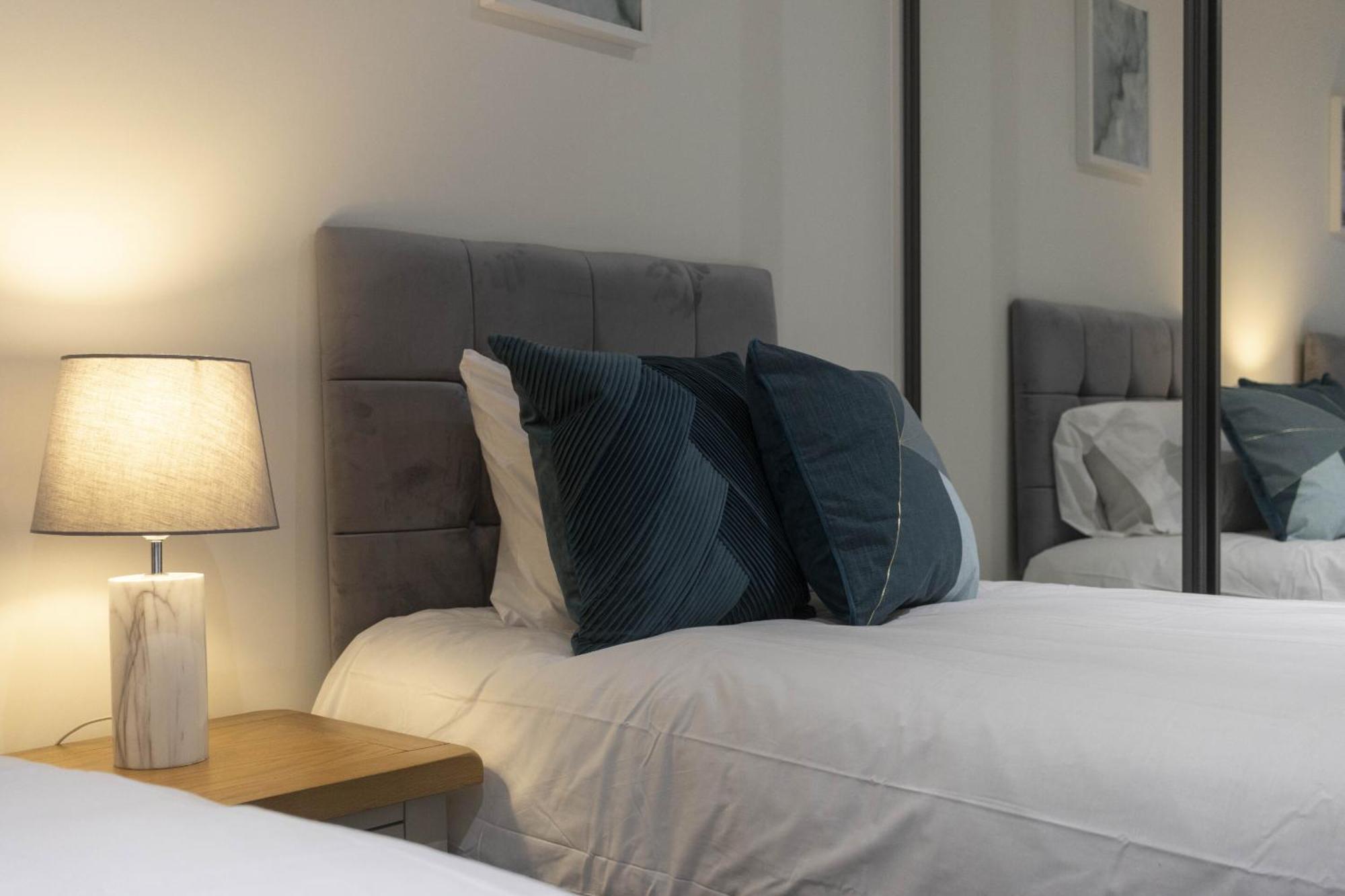 Linacre 1&2 - One And Two Bed Flat Behind The Cathedral With Free Parking And Fast Wifi Apartamento Exeter Quarto foto