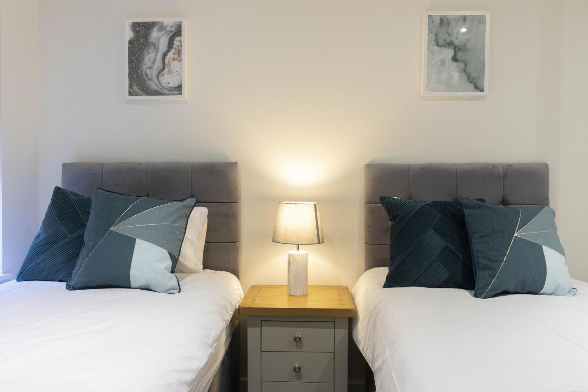 Linacre 1&2 - One And Two Bed Flat Behind The Cathedral With Free Parking And Fast Wifi Apartamento Exeter Quarto foto